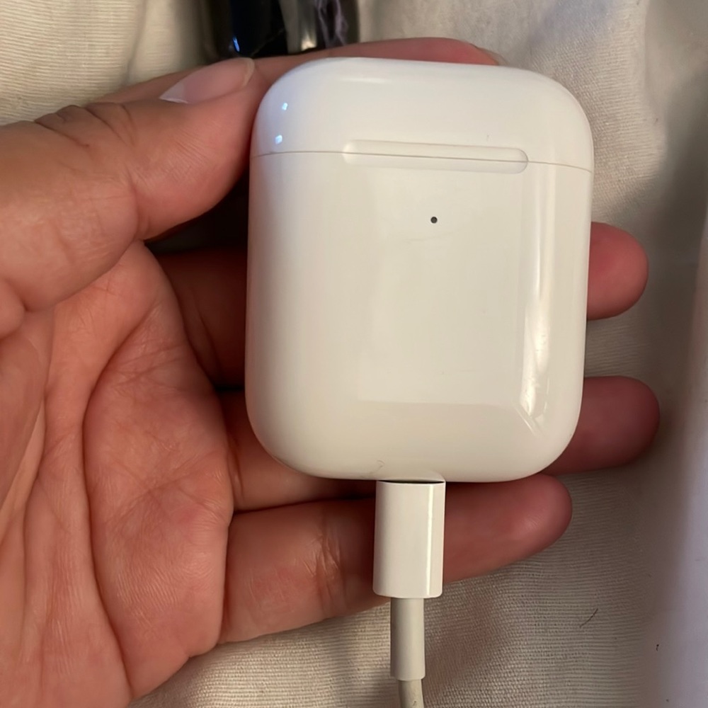 Apple airpods wireless charging case
